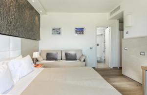 Postel nebo postele na pokoji v ubytování Hotel Kursaal - FRONTE MARE CON PISCINA