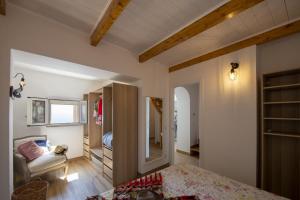 een slaapkamer met een bed en een kamer met een spiegel bij Casa Madonna del Mare in Praiano
