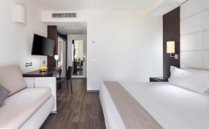 TV a/nebo společenská místnost v ubytování Hotel Kursaal - FRONTE MARE CON PISCINA