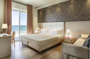 Postel nebo postele na pokoji v ubytování Hotel Kursaal - FRONTE MARE CON PISCINA