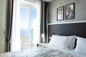 Postel nebo postele na pokoji v ubytování Hotel Kursaal - FRONTE MARE CON PISCINA