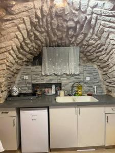 Dapur atau dapur kecil di Authentic Tzfat Cave Tzimmer