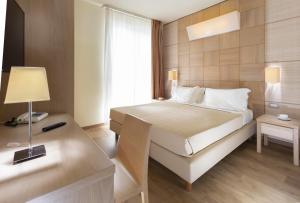 Postel nebo postele na pokoji v ubytování Hotel Kursaal - FRONTE MARE CON PISCINA
