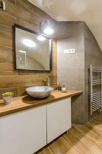 ein Badezimmer mit einem Waschbecken und einem Spiegel in der Unterkunft Charming Central Residence by NeWave Apartments in Budapest