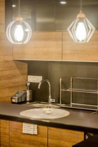 encimera con lavabo y espejo en Charming Central Residence by NeWave Apartments en Budapest