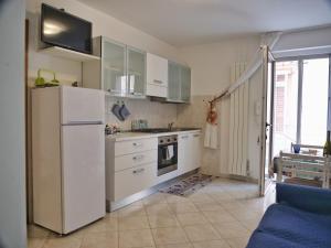 A kitchen or kitchenette at ROSE DE MAR - Grazioso appartamento con posto auto