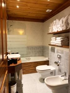 La salle de bains est pourvue de 2 lavabos, de toilettes et d'une baignoire. dans l'établissement Apartaments Els Llacs, à Bordes d´Envalira 