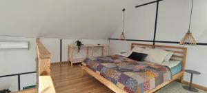 sypialnia z łóżkiem w pokoju w obiekcie Stawy u Sikory Domek Czapla w mieście Bledzew