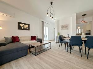 uma sala de estar com um sofá e uma sala de jantar em Santa Barbara C1 Cityscape 68sqm apt in Nea Smirni em Atenas