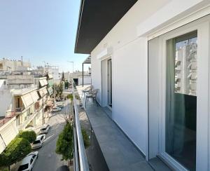 um apartamento varanda com vista para a cidade em Santa Barbara C1 Cityscape 68sqm apt in Nea Smirni em Atenas