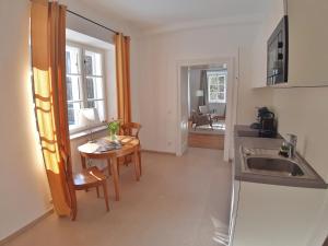 Kuchyňa alebo kuchynka v ubytovaní Maria Theresia Berghaus Apartments