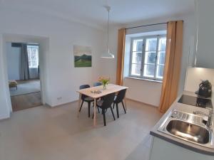 Kuchyňa alebo kuchynka v ubytovaní Maria Theresia Berghaus Apartments