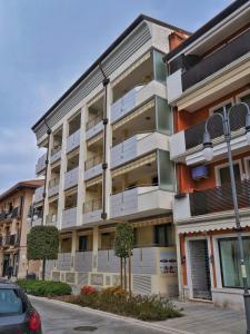 an apartment building with a car parked in front of it at STELLA MARINA centralissimo bilocale con grande terrazzo in Grado