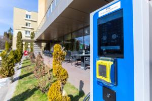 un parchimetro di fronte a un edificio di Golden Time Hotel a Braşov