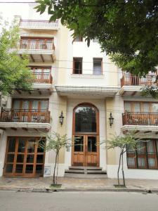 un gran edificio blanco con una gran puerta de madera en Depto Tipo Apart en Salta