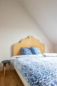 Schlafzimmer mit einem großen Bett mit blauer und weißer Bettwäsche in der Unterkunft 3 Queens in Brügge