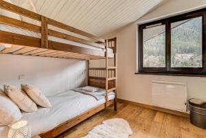 Lliteres en una habitació de APARTMENT LES DRUS - Alpes Travel - Chamonix - Sleeps 6