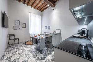 Η κουζίνα ή μικρή κουζίνα στο Emilia Suite Palace