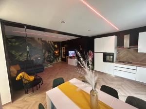 House Twenty - Five في ميلانو: غرفة معيشة مع طاولة طعام ومرجيح