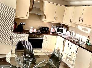 Η κουζίνα ή μικρή κουζίνα στο City Centre Chester Waterways Apartment +55 φωτογραφίες