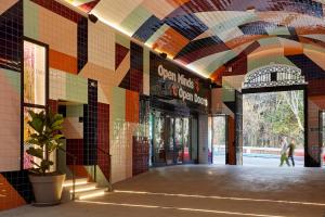 un edificio con una parete piastrellata colorata e una pianta in vaso di The Social Hub Madrid 4 star a Madrid