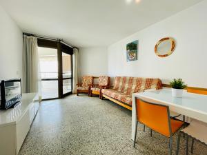 een woonkamer met een bank en een tafel bij COSTA DAURADA APARTAMENTS - Formentor 736 in Salou