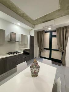 Kuchyň nebo kuchyňský kout v ubytování La Rondine rental apartment