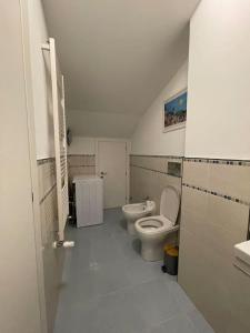 bagno con 2 servizi igienici e lavandino di La Rondine rental apartment a Porto Recanati