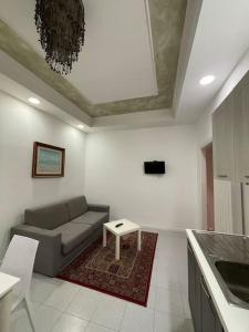 un soggiorno con divano e tavolo di La Rondine rental apartment a Porto Recanati