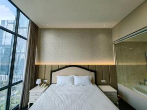 - une chambre avec un grand lit et une baignoire dans l'établissement Senopati Penthouse Luxury 2 Bedroom Full Furnished SCBD Area, à Jakarta