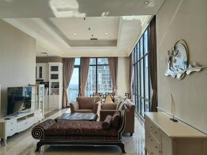 - un salon avec un canapé et une télévision dans l'établissement Senopati Penthouse Luxury 2 Bedroom Full Furnished SCBD Area, à Jakarta