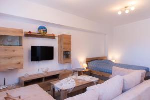 a living room with a couch and a bed at Kety’s house in Exámbela