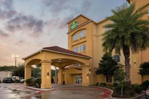 a hotel building with a sign on top of it at La Quinta by Wyndham Houston IAH Bush Intl Airport E in Humble