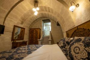 um quarto com uma cama king-size num quarto em Underground Cave Suites Hotel em Goreme