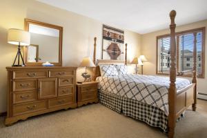 una camera da letto con un letto, un comò e uno specchio di 224 Chapel Square condo ad Avon Altre 9 foto