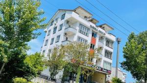 un edificio blanco con un cartel. en Bagdad MOTEL, en Akçatepe