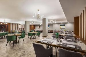 Wyndham Garden Baku tesisinde bir restoran veya yemek mekanı