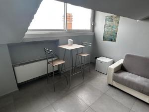 een woonkamer met een tafel en een bank bij B&B Art in Silvi Paese