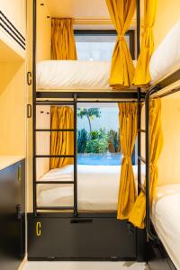 マドリードにあるPetit Hostel Palacio Realの二段ベッド2組 バス内 窓付