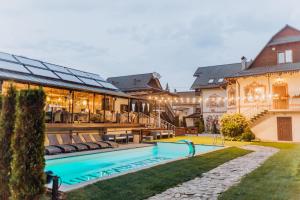 Bazén v ubytovaní Hotel Vedmezhyi Dvir alebo v jeho blízkosti