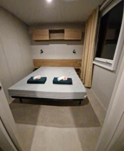 Posteľ alebo postele v izbe v ubytovaní Mobile home TyBreizh Holidays at Pierres Couchees 4 no1