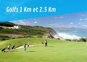 een groep mensen die golf spelen op het strand bij Maison des Dunes, T2, proche plage et forêt in Anglet