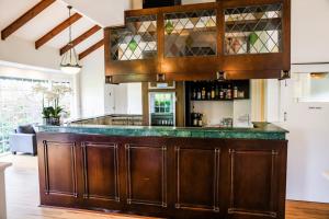 un bar en una sala de estar con armarios de madera en Elizabethan Lodge, en Melbourne