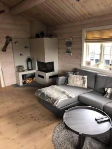 a living room with a couch and a table at Nydelig hytte på Kvamskogen, nær Hardangerfjorden in Kvam