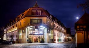 duży budynek z oświetlonymi oknami w nocy w obiekcie Hotel im. Jana Pawła II we Wrocławiu