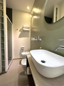 een badkamer met een witte wastafel en een toilet bij Hotel Regina in Grado