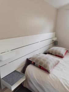 - une chambre avec une tête de lit blanche et un lit dans l'établissement Obungalow de July Belle vue, à Saint-Julien-sur-Calonne