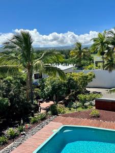 - une piscine avec vue sur une maison dans l'établissement Ti Kaz Passion, à Saint-Pierre