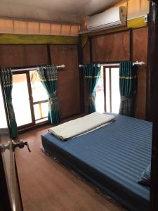 1 dormitorio con 1 cama en un tren con ventanas en Bee lucky homestay, en Cat Ba