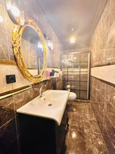 Ett badrum på GOLDEN ROCK HOUSE